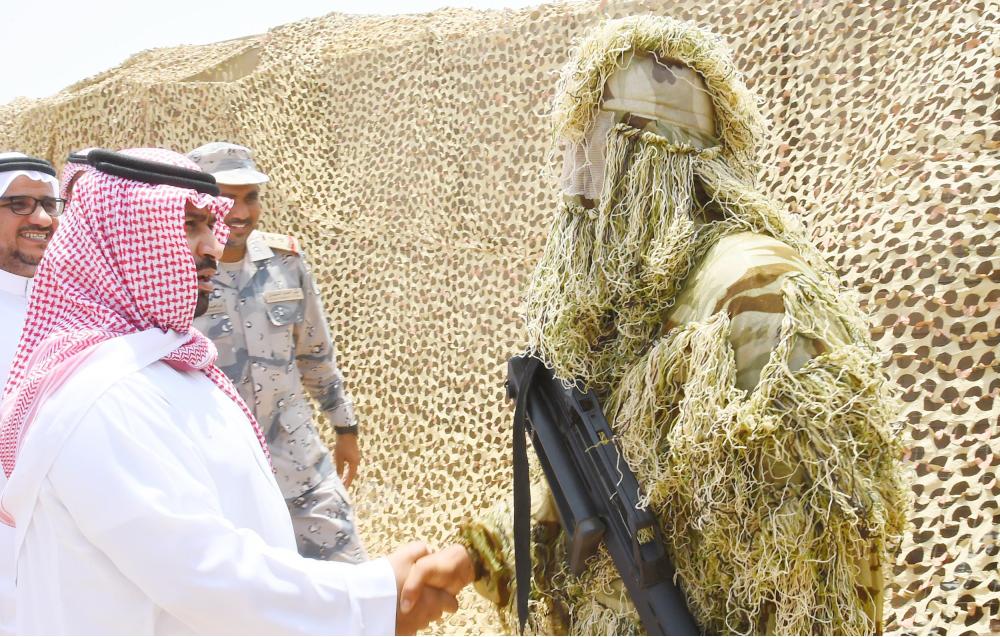 



الأمير محمد بن عبدالعزيز يهنئ أحد المرابطين بالعيد.