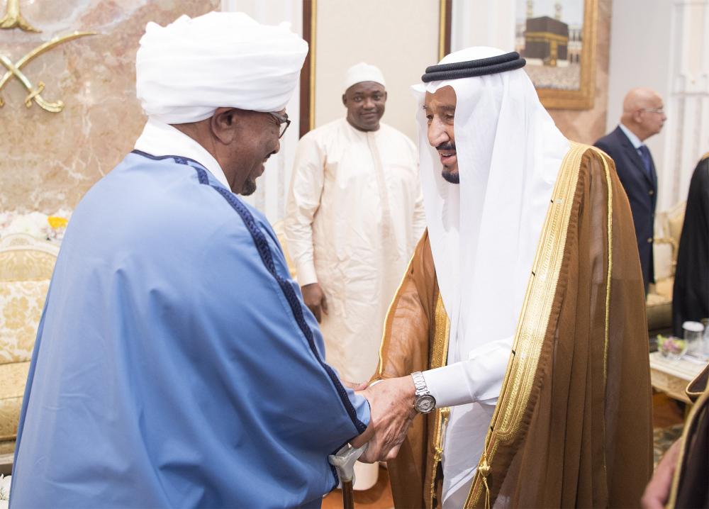 الملك سلمان مصافحاً الرئيس السوداني في منى