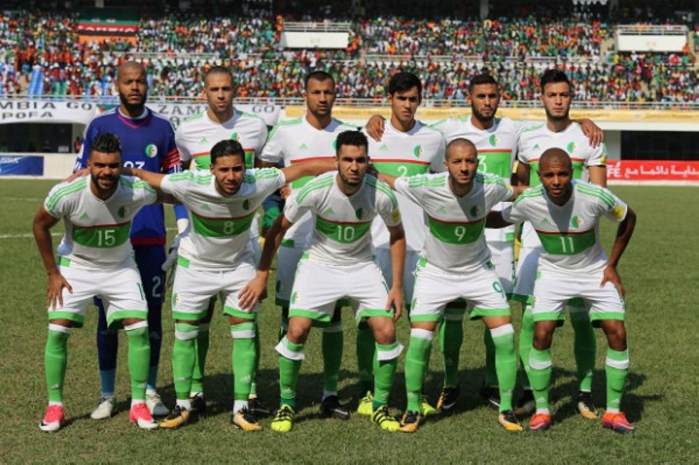 صورة جماعية للاعبي المنتخب الجزائري الذي سقط في فخ زامبيا وفقد التأهل للمونديال