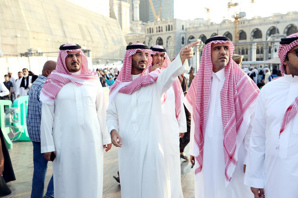 



نائب أمير مكة المكرمة يتابع سير خطط إدارة الحشود والتفويج بالمسجد الحرام أمس (الأحد).