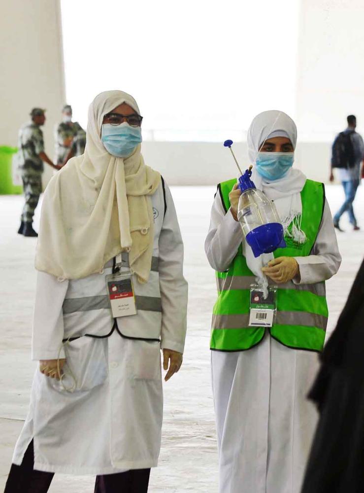 طبيبات المستقبل يخدمن الحجاج في الجمرات. (تصوير: ناصر محسن)