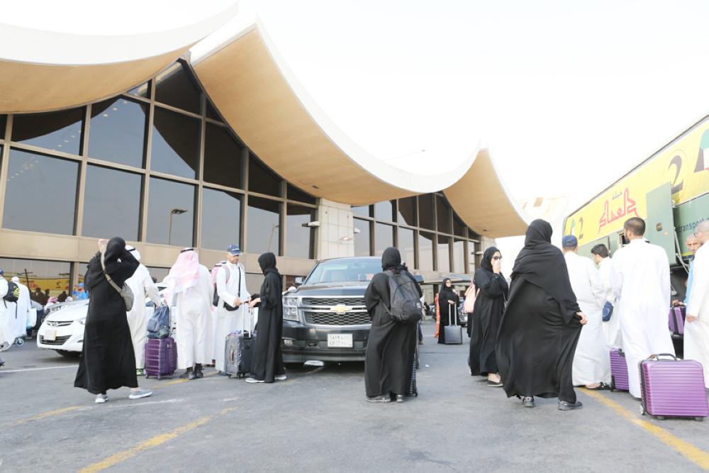 



حجاج يتوجهون إلى صالة المغادرة بمطار الملك عبدالعزيز الدولي. 

(تصوير: أحمد المقدام)