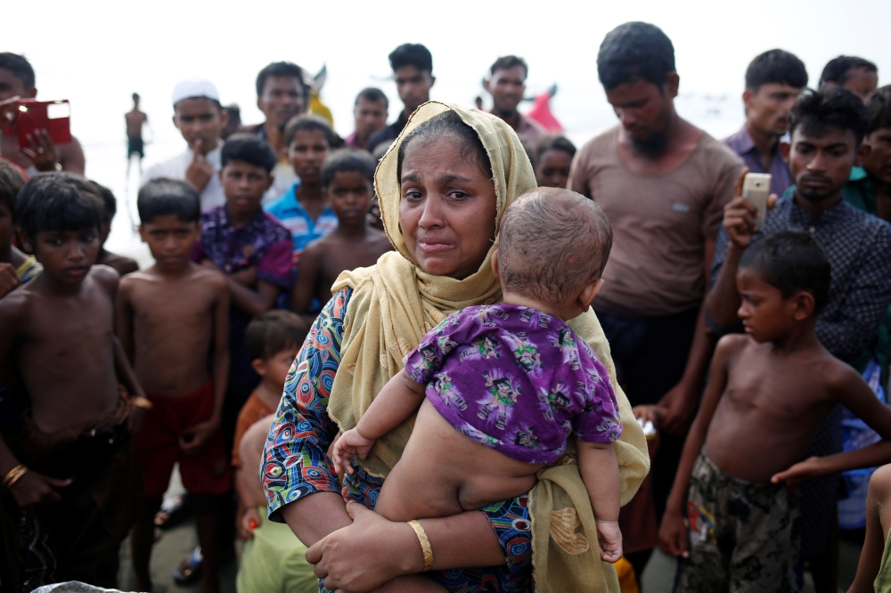 A Rohinkgya refugee woman cries after crossing the Bangladesh-Myanmar border by boat through the Bay of Bengal in Teknaf, Bangladesh, September 5, 2017. REUTERS/Mohammad Ponir Hossain