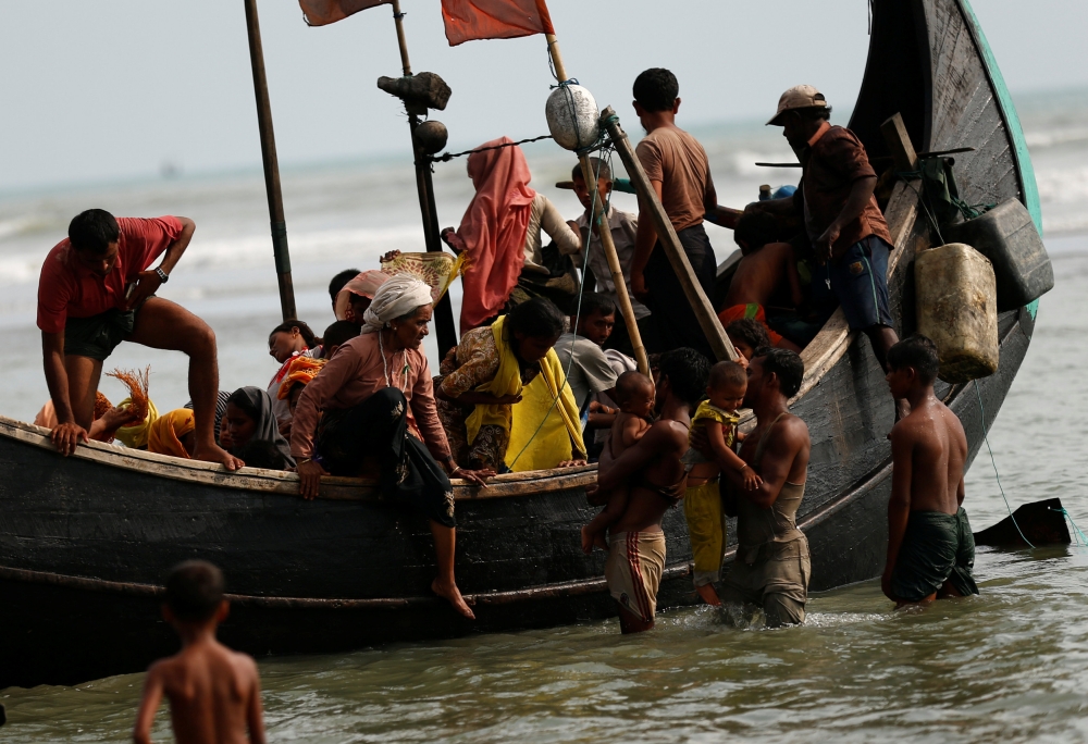 Rohingya refugees get off to the boat as they arrive in Bangladesh by boat through the Bay of Bengal in Teknaf, Bangladesh, September 5, 2017. REUTERS/Mohammad Ponir Hossain