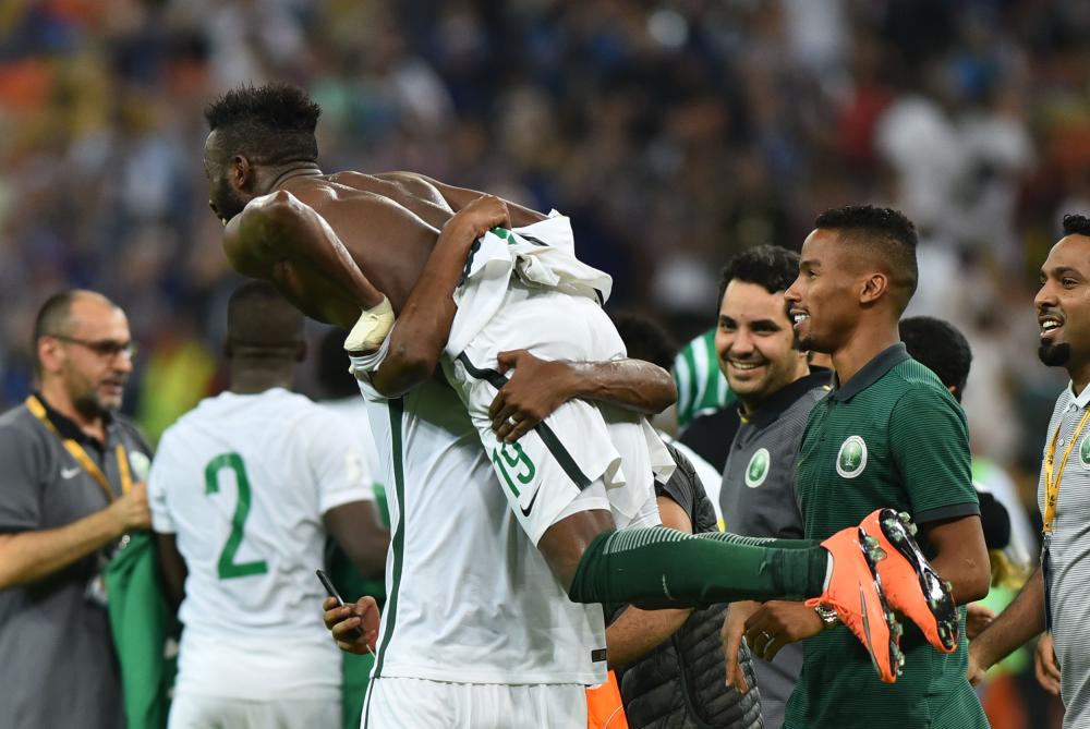 فرحة لاعبي المنتخب السعودي بالتأهل إلى مونديال روسيا