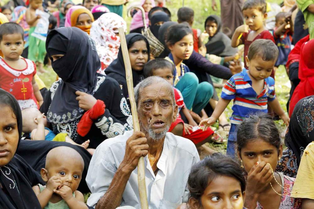 Displaced Rohingya refugees from Rakhine state in Myanmar rest near Ukhia, near the border between Bangladesh and Myanmar, as they flee violence on September 4, 2017. A total of 87,000 mostly Rohingya refugees have arrived in Bangladesh since violence erupted in neighbouring Myanmar on August 25, the United Nations said Monday, amid growing international criticism of Aung San Suu Kyi. Around 20,000 more were massed on the border waiting to enter, the UN said in a report. / AFP / K.M. ASAD
