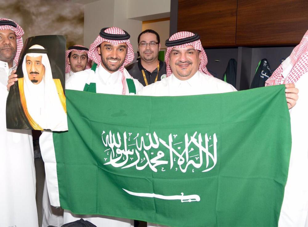 





آل الشيخ يرفع علم المملكة ابتهاجا بالفوز.