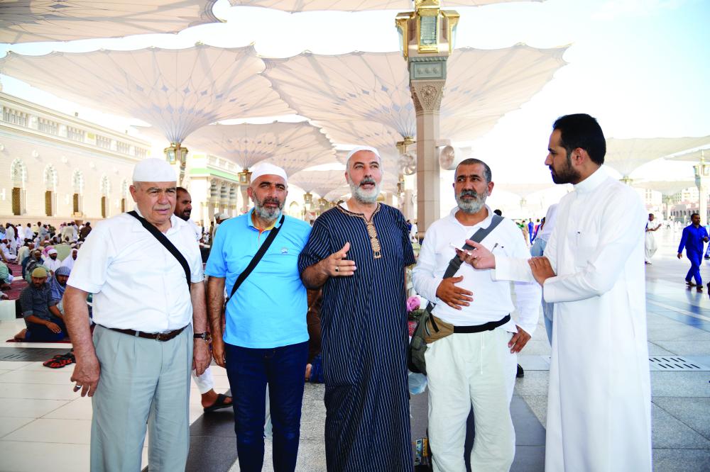 



الزميل السوقان مع عدد من الحجاج الأتراك. (تصوير: حسام كريدي) 