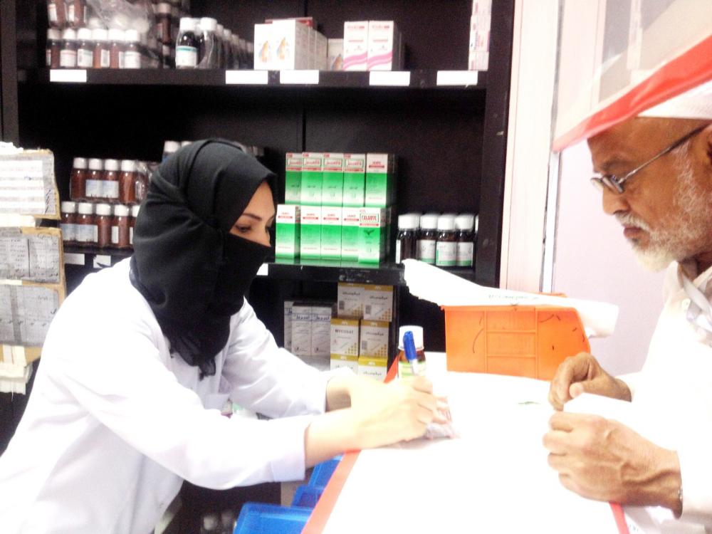 



ممرضة سعودية تباشر مهماتها في المدينة المنورة. (عكاظ)