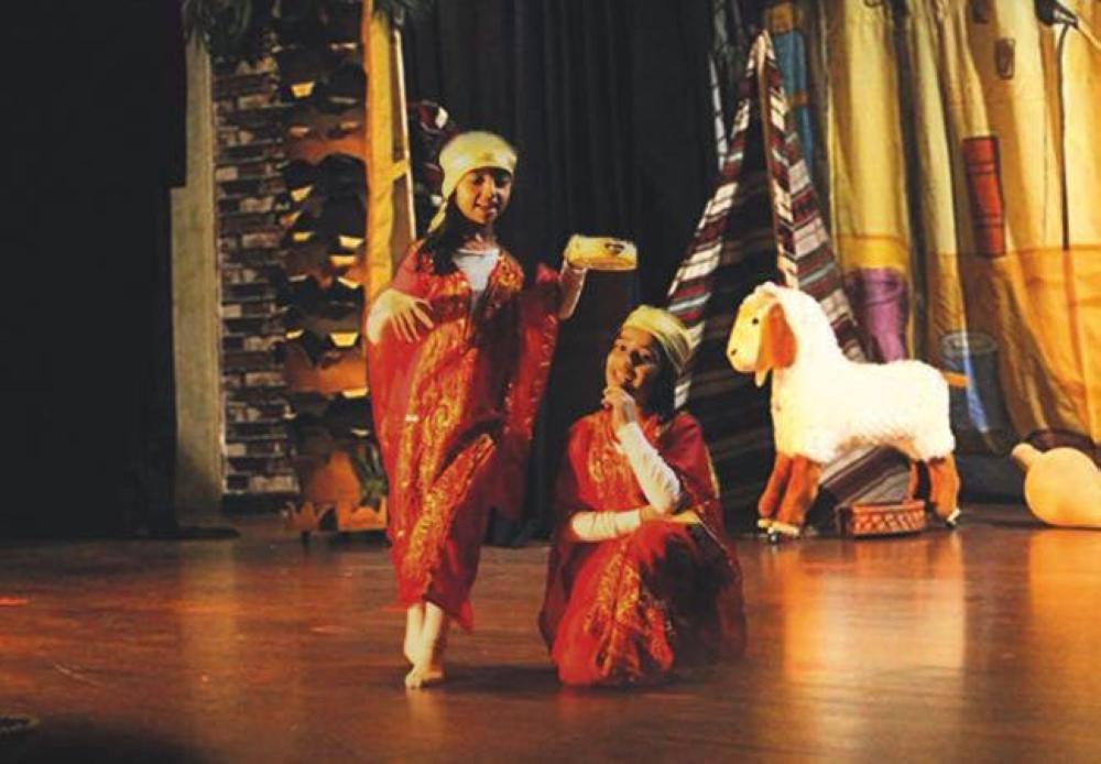 طفلتان في عرض مسرحي بثقافة وفنون جدة.