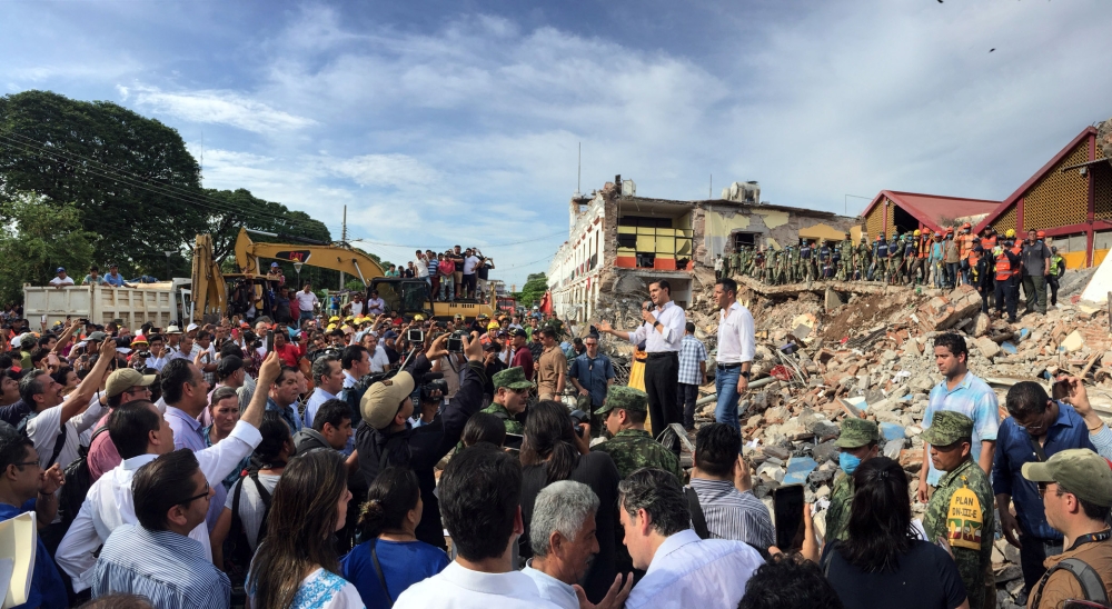 TOPSHOT - This handout photograph released by Mexico's presidential office shows Mexican President Enrique Pena Nieto during a tour of Juchitan following an 8.2 magnitude earthquake that hit Mexico's Pacific coast, in Juchitan, state of Oaxaca on September 8, 2017.  Mexico's most powerful earthquake in a century killed at least 58 people, officials said, after it struck the Pacific coast, wrecking homes and sending families fleeing into the streets. - == RESTRICTED TO EDITORIAL USE  / MANDATORY CREDIT:  