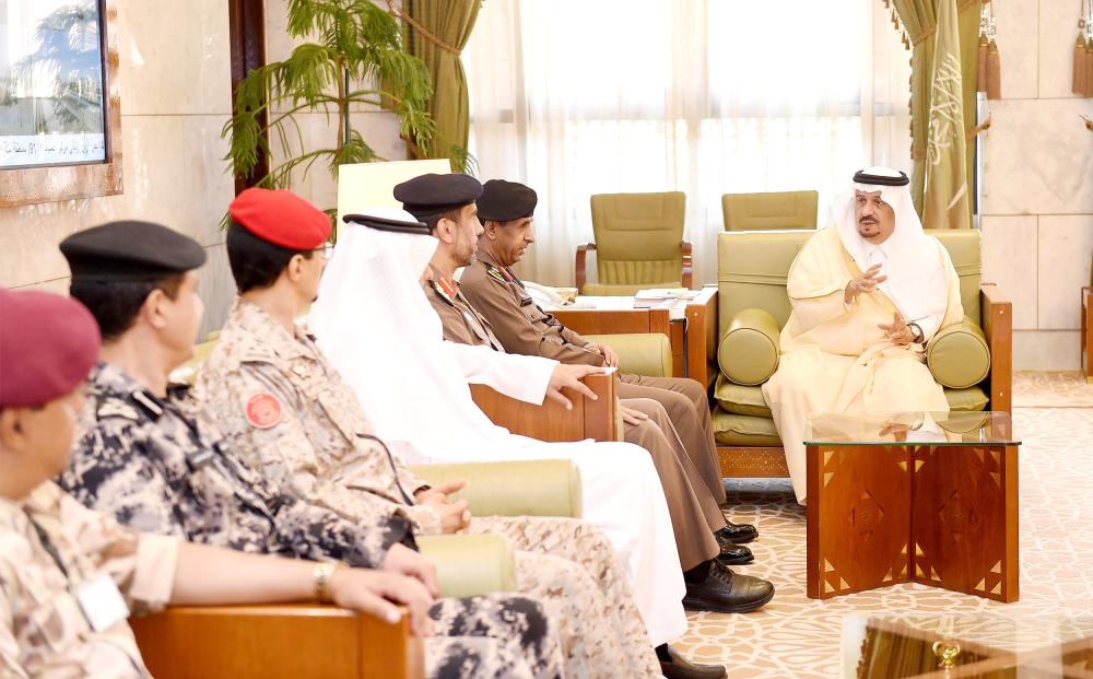 



الأمير فيصل بن بندر مستقبلا أعضاء اللجنة الأمنية بالمنطقة. (واس)