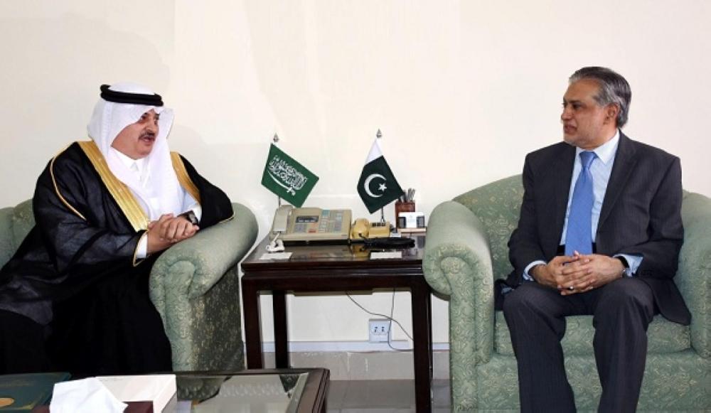 وزير المالية الباكستاني إسحاق دار اليوم في مكتبه بإسلام آباد ملتقيا سفير خادم الحرمين الشريفين لدى باكستان نواف المالكي