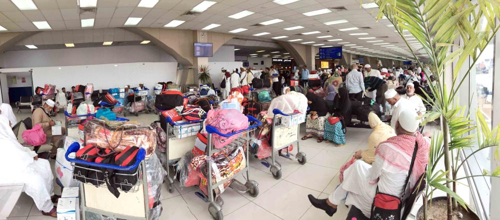 



مسافرون أمام الكاونترات لإنهاء إجراءات السفر في مطار الملك عبدالعزيز بجدة. (تصوير: عمرو سلام، فيصل مجرشي)