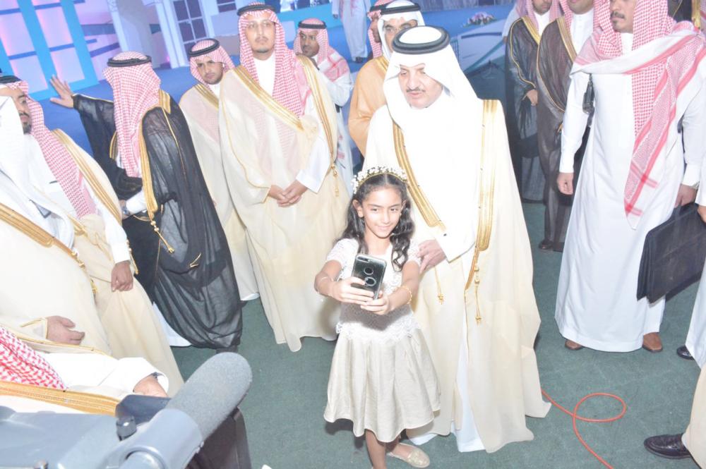 



الأمير سعود بن نايف يلتقط سيلفي مع طفلة خلال المهرجان. (عكاظ)