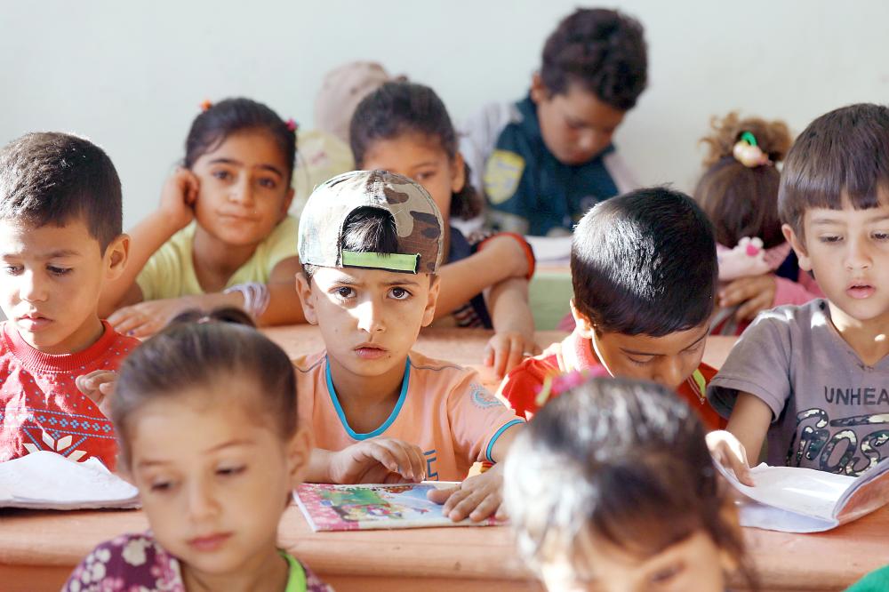 



طلاب سوريون يجلسون في فصل دراسي في مدرسة بريف القنيطرة أمس. (رويترز)