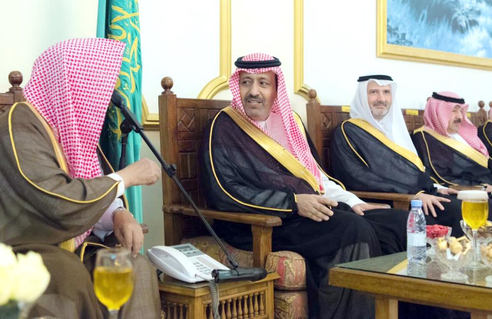 



أمير الباحة خلال استقباله المواطنين في إثنينيته.
