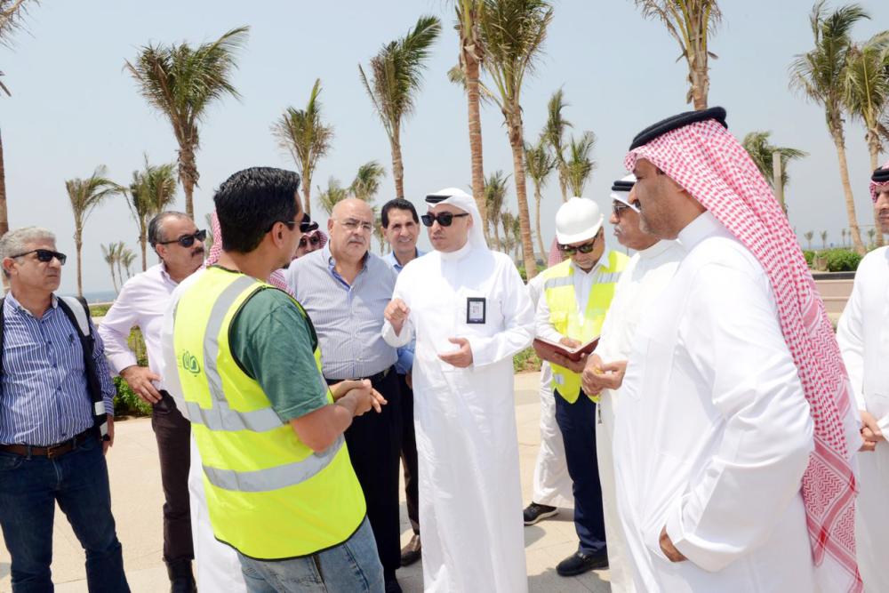 



أمين محافظة جدة يطلع على سير الأعمال النهائية في مشروع الواجهة البحرية. (عكاظ)