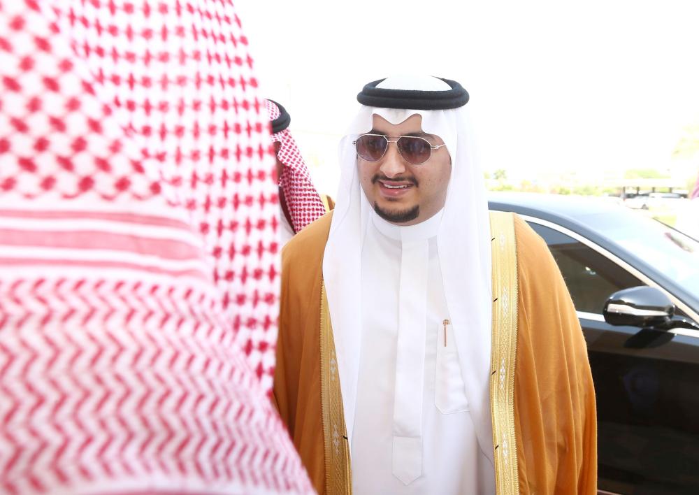 



الأمير عبدالعزيز بن فهد مستقبلا وكلاء وموظفي الإمارة. (واس)