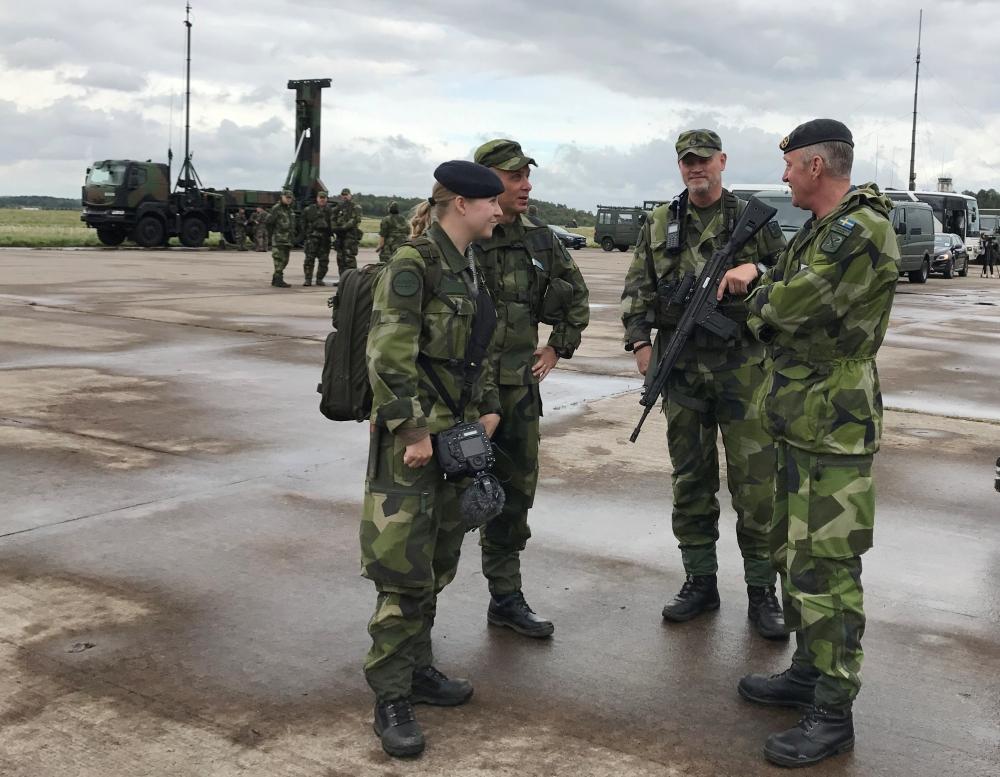جنود من السويد يحضرون التدريبات العسكرية في جوتنبرج. (رويترز)
