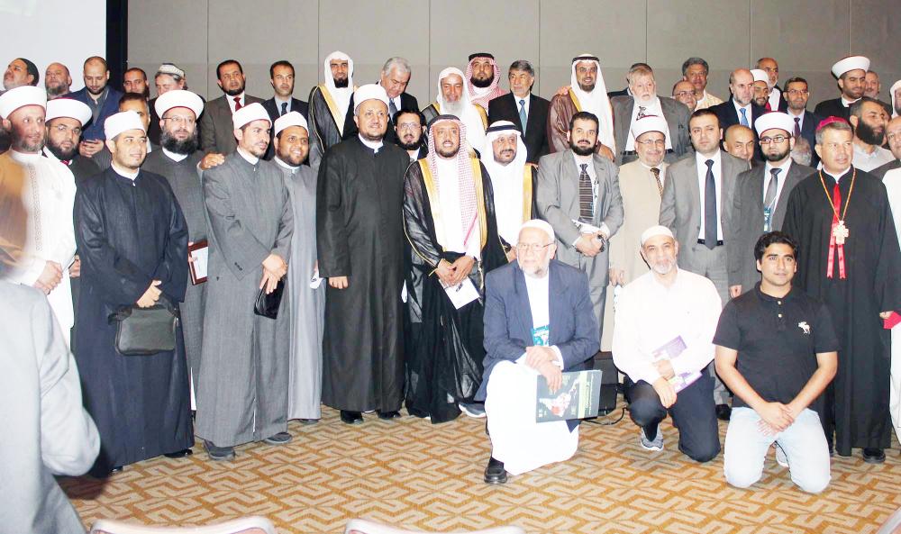 



عبدالرحمن الغنام في صورة جماعية مع المشاركين في مؤتمر مسلمي أمريكا اللاتينية والبحر الكاريبي. (واس)