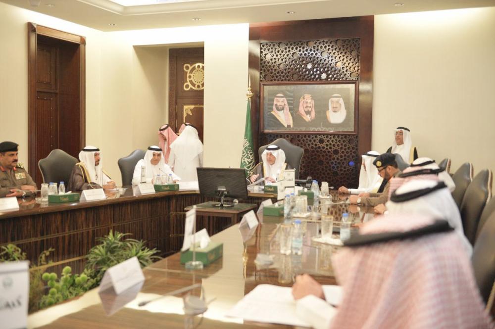 



الأمير خالد الفيصل مترئسا اجتماع ملتقى مكة الثقافي. (عكاظ)