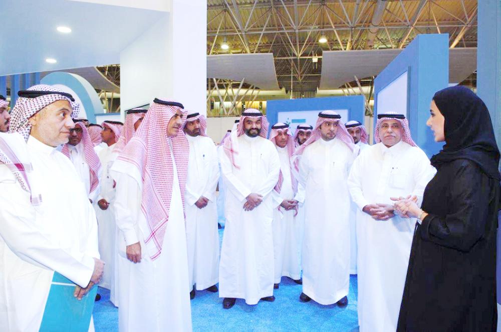 



وزيرا التجارة والاستثمار والاتصالات وتقنية المعلومات لدى افتتاح ملتقى «بيبان2017» أمس في الرياض.