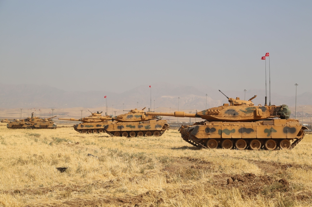 Turkish tanks are seen near the Habur crossing gate between Turkey and Iraq during a military drill on September 18, 2017.   Turkey launched a military drill featuring tanks close to the Iraqi border the army said, a week before Iraq's Kurdish region will hold an independence referendum on September 25. / AFP / STR
