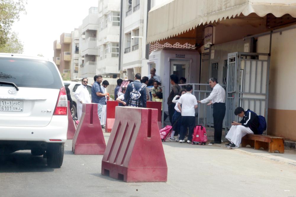 أولياء أمور أمام مدرسة أهلية بجدة.( تصوير: مديني عسيري)