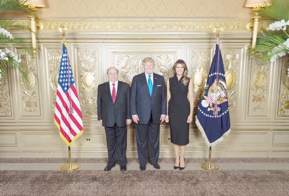 



الرئيس الأمريكي وعقيلته مع الرئيس اليمني عبد ربه منصور هادي في نيويورك أمس. (سبأ)