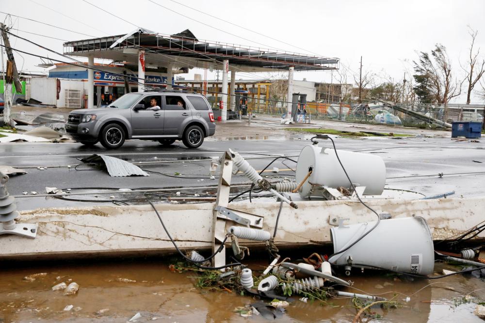 



آثار الدمار الذي أحدثه إعصار ماريا عقب ضربه بورتوريكو أمس الأول. (رويترز)