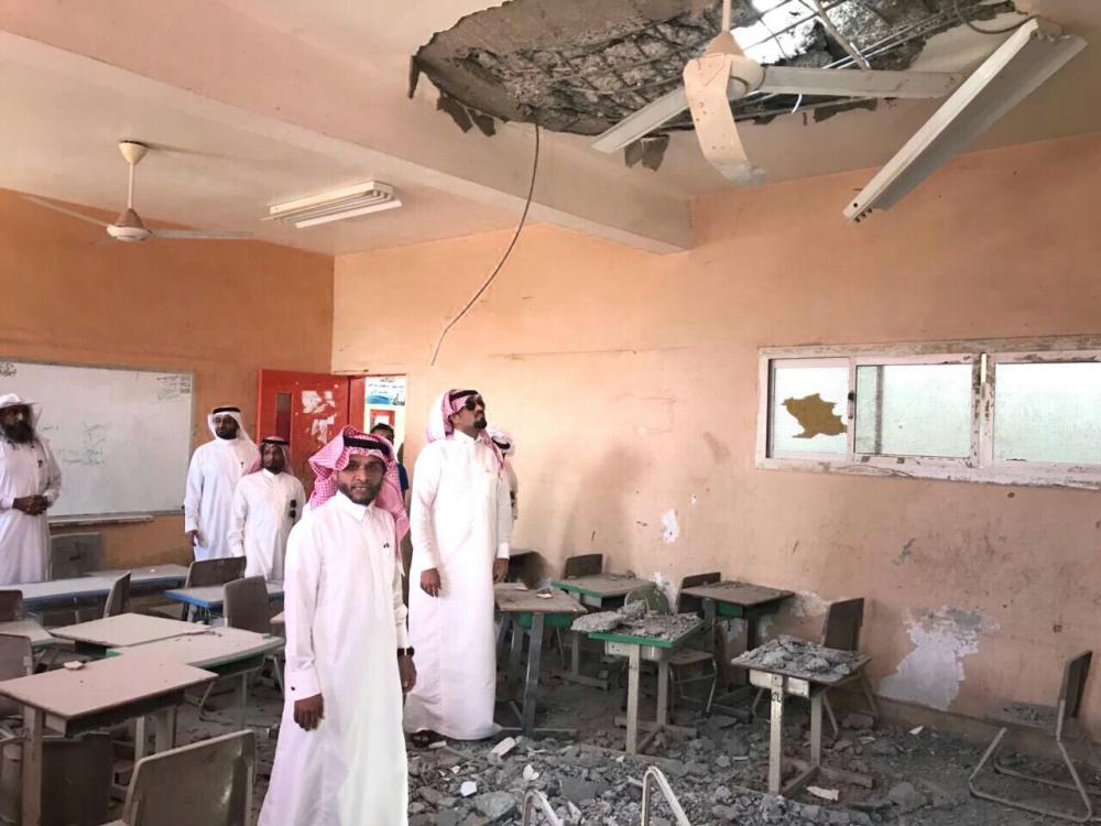 



آثار عدوان مقذوفات الحوثي على المدرسة الابتدائية.