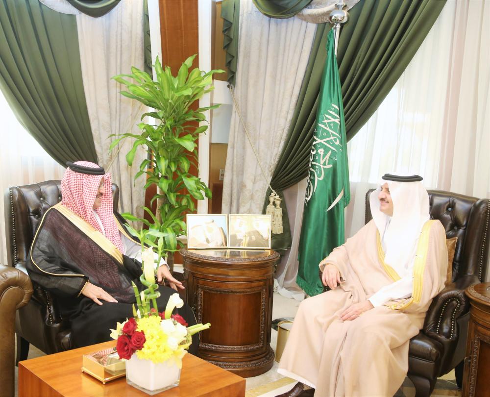 



الأمير سعود بن نايف مستقبلا سفير البحرين. (واس)