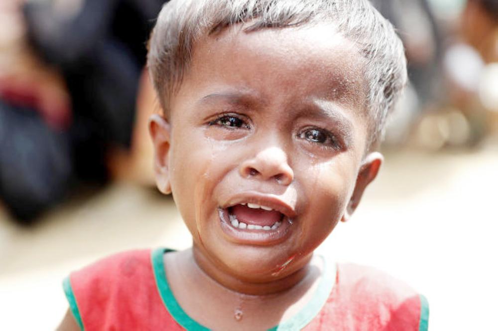 



طفل روهينغي يذرف الدمع أثناء وقوفه في طابور لتلقي المساعدات في بازاركوكس أمس . (رويترز)