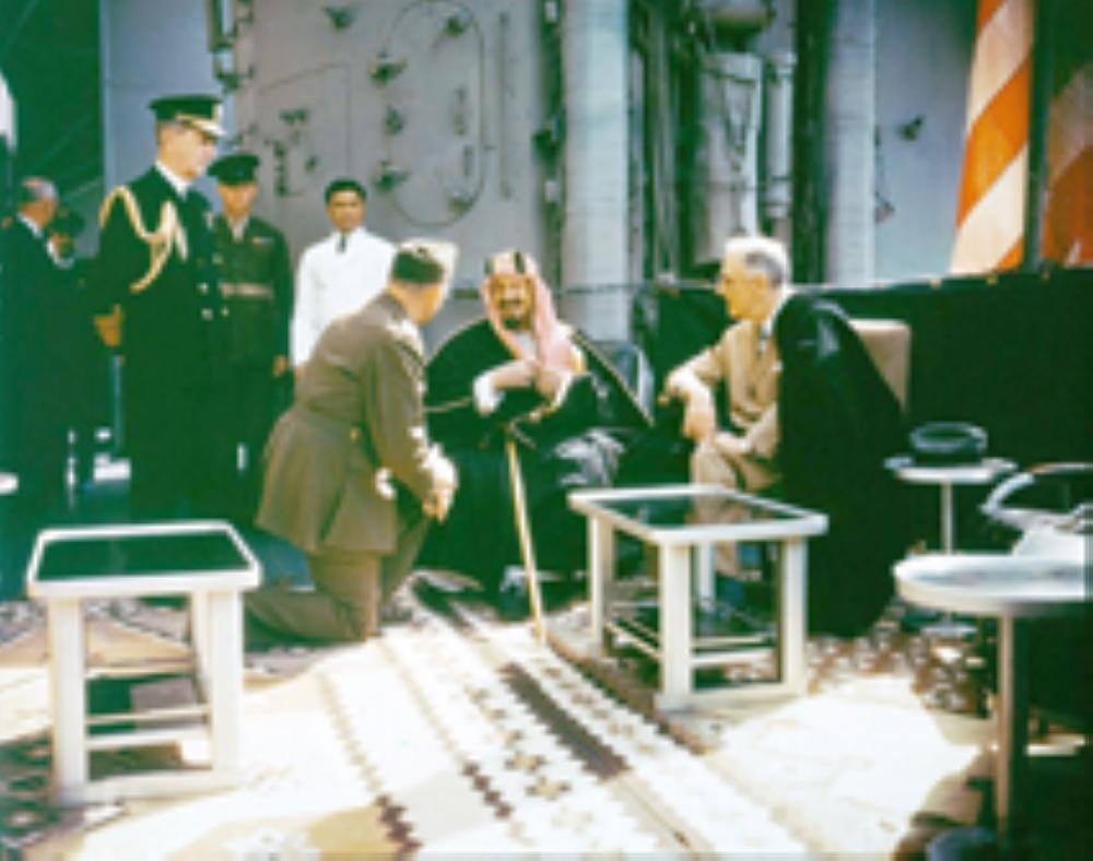 الملك عبدالعزيز والرئيس الأمريكي روزفلت في لقاء جمعهما 1945