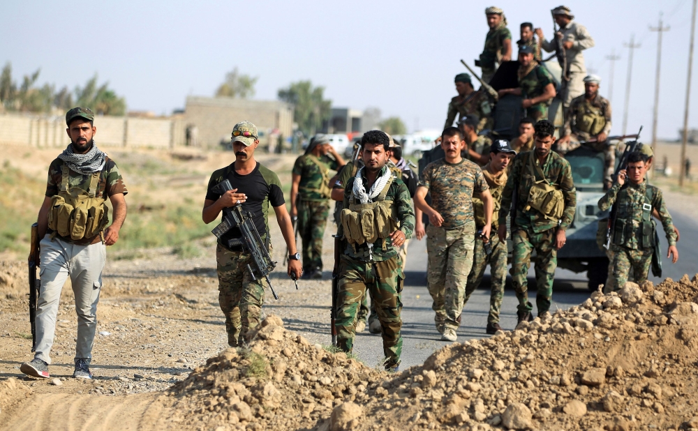 Fighters of the Hashed al-Shaabi (Popular Mobilisation) paramilitaries prepare to advance towards the northern Iraqi town of Sharqat on September 22, 2017. Iraqi forces achieved the first goal of a new offensive against the Islamic State group, penetrating the northern town of Sharqat.
Sharqat is the first goal of a major offensive launched to recapture an Islamic State (IS) group-held enclave centred on the insurgent bastion of Hawija in the province of Kirkuk, 300 kilometres (185 miles) northwest of Baghdad, one of just two pockets still controlled by the jihadists in Iraq. / AFP / AHMAD AL-RUBAYE
