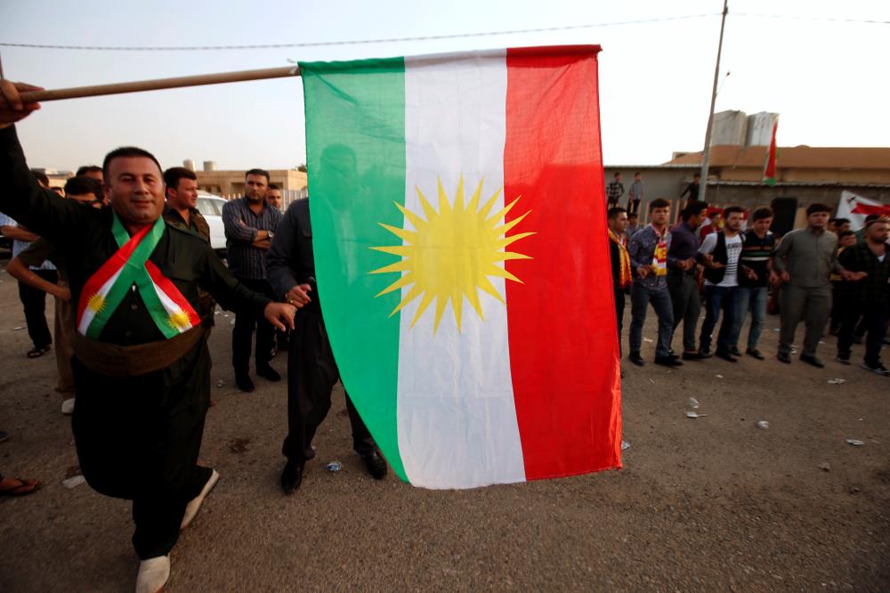 كردي يحتفل أثناء اجراء الاستفتاء في اقليم كردستان