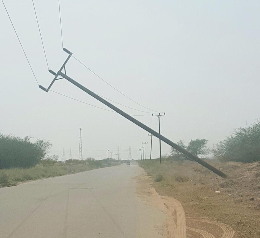 



.. وسقوط أعمدة كهرباء.