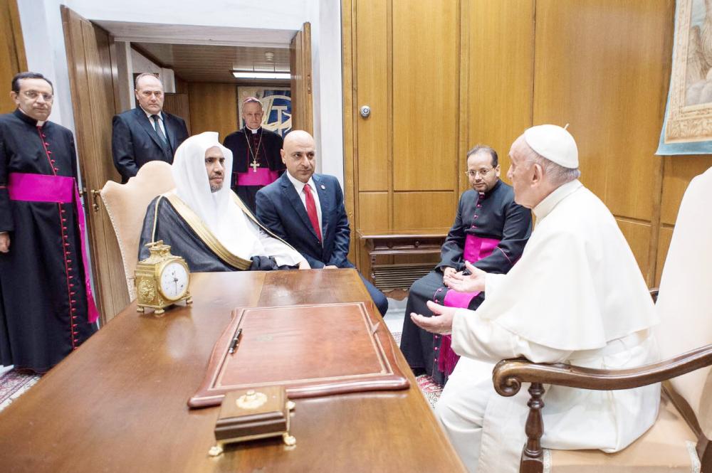 بابا الفاتيكان مستقبلا الأمين العام لرابطة العالم الإسلامي.