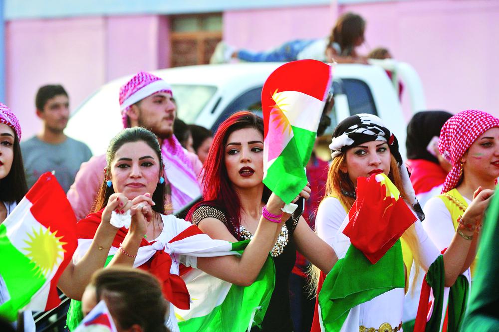 



أكراد سوريون وعراقيون يرفعون العلم الكردي احتفالا بالاستفتاء على استقلال كردستان في القامشلي وأربيل أمس الأول. (ا ف ب)