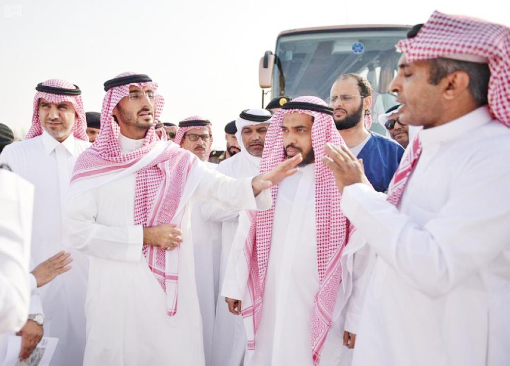 



الأمير عبدالله بن بندر متحدثا لأحد سكان الحي.