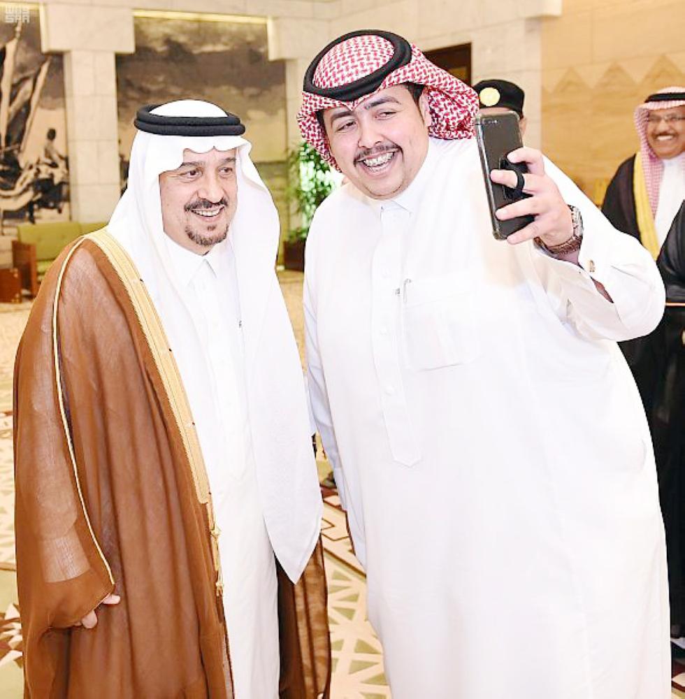 



الأمير فيصل بن بندر يلتقط سيلفي مع أحد الحاضرين في اللقاء. (واس)