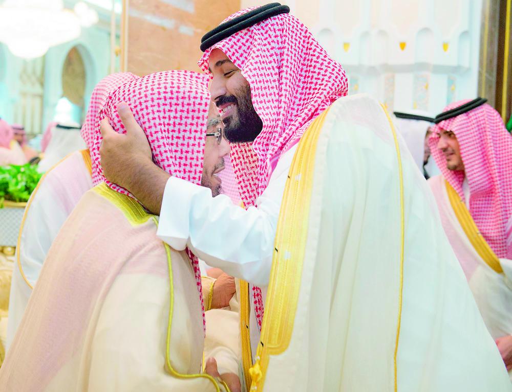 الأمير محمد بن سلمان مقبلاً رأس الشيخ عبدالله المطلق.