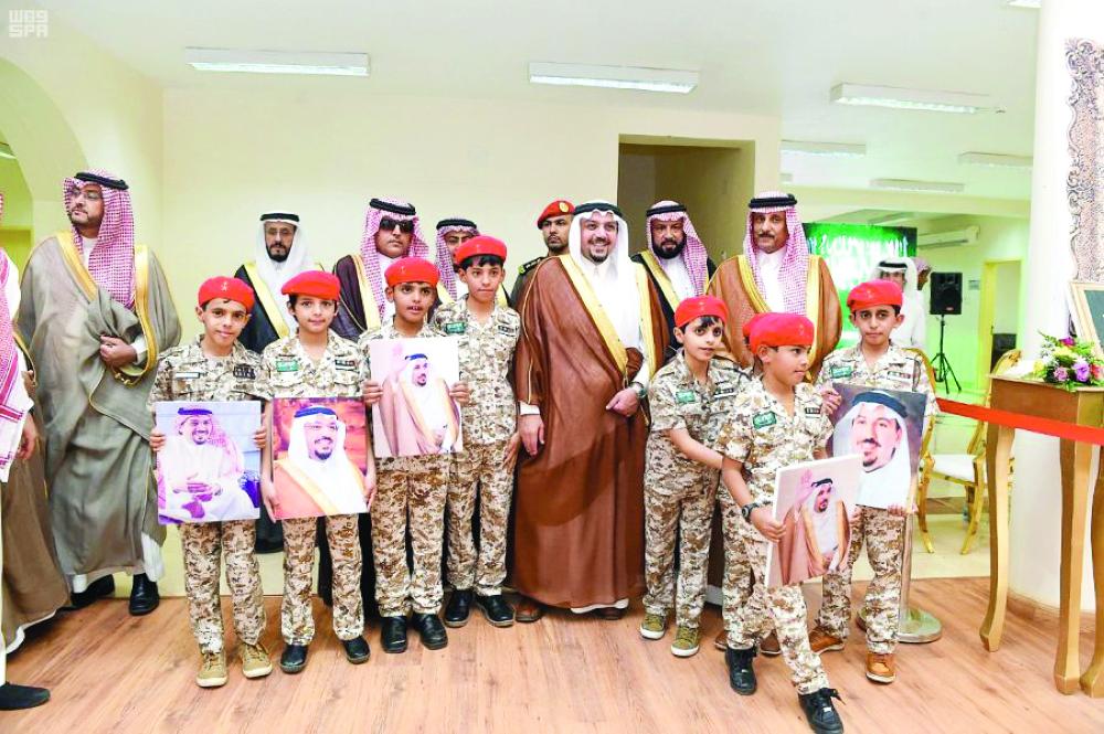 



الأمير فيصل بن مشعل مع الأطفال خلال جولته على مشروعات تعليم النبهانية. (عكاظ)