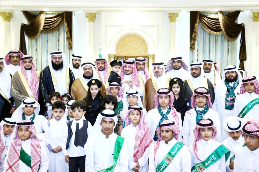 





الأمير عبدالعزيز بن فهد مع أبنائه الطلبة. (واس)