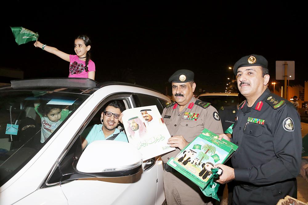 





مدير شرطة منطقة مكة المكرمة اللواء سعيد القرني، والعقيد بندر الشريف أثناء تقديم الهدايا للمواطنين.