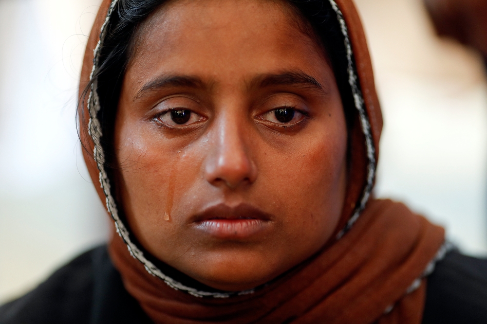 Nur Fatema, a survivor, cries over the body of her nine month old son who died after a boat with Rohingya refugees capsized as they were fleeing Myanmar, before bodies of victims were taken for the mass funeral just behind Inani Beach near Cox's Bazar, Bangladesh September 29, 2017. REUTERS/Damir Sagolj