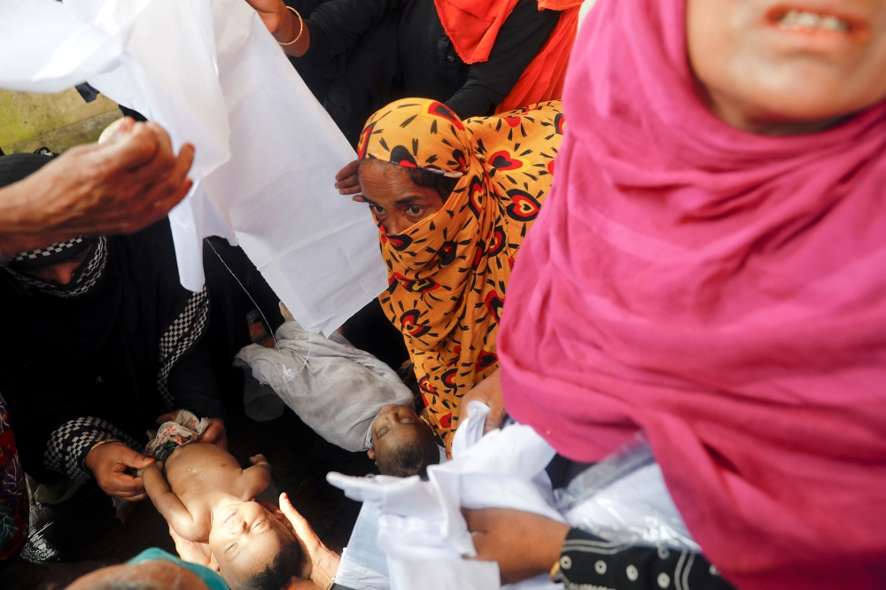 ATTENTION EDITORS - VISUAL COVERAGE OF SCENES OF INJURY OR DEATH Bodies of Rohingya refugee children, who died after their boat capsized, as they were fleeing from Myanmar, are prepared for the funeral, just behind the Inani Beach near Cox's Bazar, Bangladesh September 29, 2017. REUTERS/Damir Sagolj TEMPLATE OUT