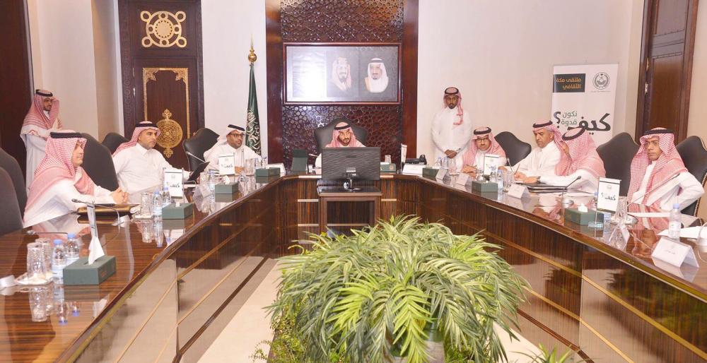 



الأمير عبدالله بن بندر خلال اجتماعه في مقر الإمارة بجدة، مع فريق برنامج الملك عبدالله لتطوير العمل. (عكاظ)