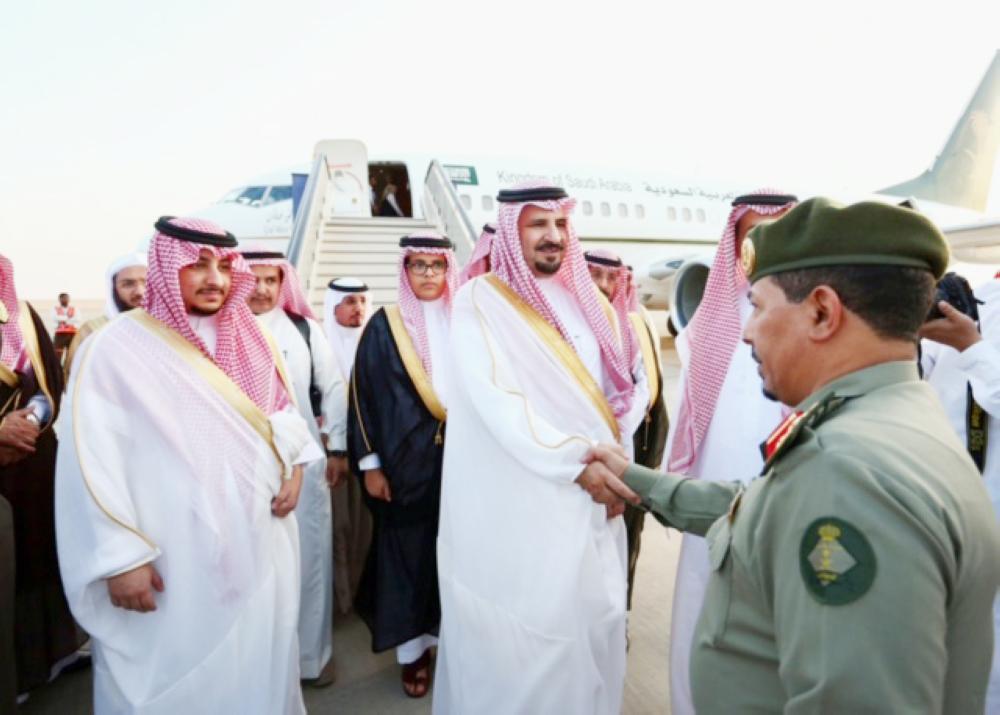 



أمير الجوف يصافح المسؤولين لدى وصوله، ويبدو الأمير عبدالعزيز بن فهد بن تركي. (عكاظ)